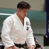村尾三四郎の両親は教育者の父×元女優の母！国籍・経歴・家族エピソード徹底解説