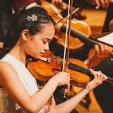 吉村妃鞠の両親プロフィールと教育法、慶應幼稚舎→カーティス音楽院の学歴、ハーフ疑惑・語学力、3億円ストラディヴァリウスや演奏歴・TV出演・ベルリンフィル共演期待まで網羅解説。