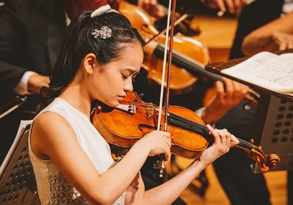 吉村妃鞠の両親プロフィールと教育法、慶應幼稚舎→カーティス音楽院の学歴、ハーフ疑惑・語学力、3億円ストラディヴァリウスや演奏歴・TV出演・ベルリンフィル共演期待まで網羅解説。