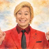 カズレーザーの生い立ちと家族まとめ！元公務員の両親と5人家族の温かい絆